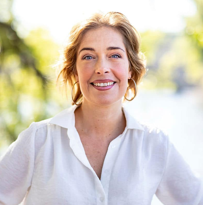 Tänk dig att en rörelse i Sverige som hatar judar, homosexuella och behandlar kvinnor som mäns ägodelar, håller en offentlig manifestation i Sverige med tusentals deltagare, där bara män tillåts delta. Tänk dig att ett manligt socialdemokratiskt kommunalråd deltar och håller ett