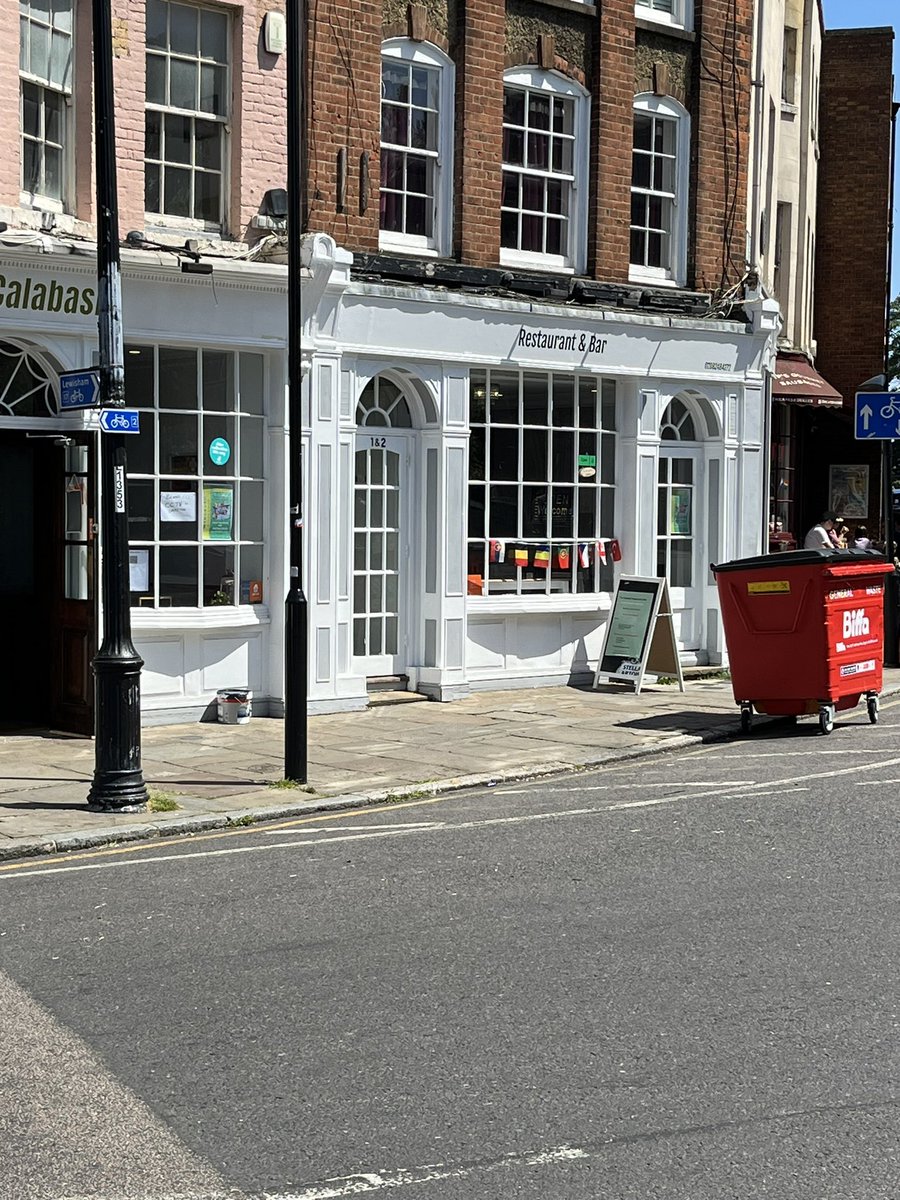 Geoff3Neilly's tweet image. Such a great spot for a restaurant, but would anyone in their right mind eat there with that stinking fly infested bin outside the front door!? Stockwell Street, Greenwich.