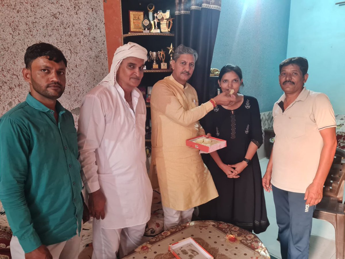 DHIRUBARWALA's tweet photo. बरवाला विधानसभा के गाँव मिर्जापुर की बेटी पूजा का H.C.S ( DSP ) मे चयन होने पर मिठाई खिला कर उज्ज्वल भविष्य की शुभकामनाए दी !
बिना पर्ची बिना खर्ची।
#randhirsinghdhiru #dhiru #hisar #Barwala #bjp https://t.co/MVdnUlpYMx