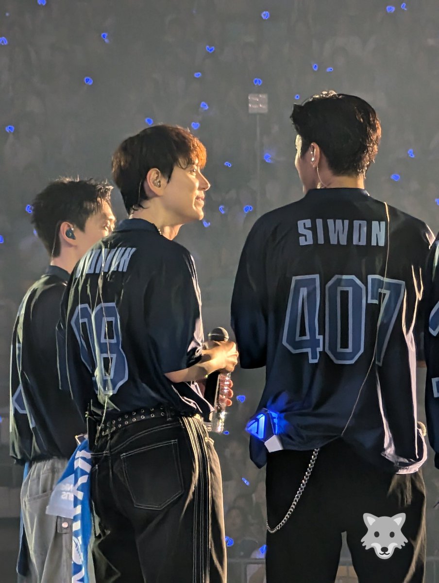 ibusiginrou's tweet photo. SUPERSHOWスピンオフInSoul2日目

妬けるほどのギュヒョク🐴💙🐧

キュヒョンのシウォン見つめる目が♥

#Siwon  #최시원 #시원
#Kyuhyun
#wonkyu
#SuperShow_Spinoff_Halftime 
#SSS_HALFTIME 
#슈퍼주니어 #SUPERJUNIOR https://t.co/CINNQvHpT4