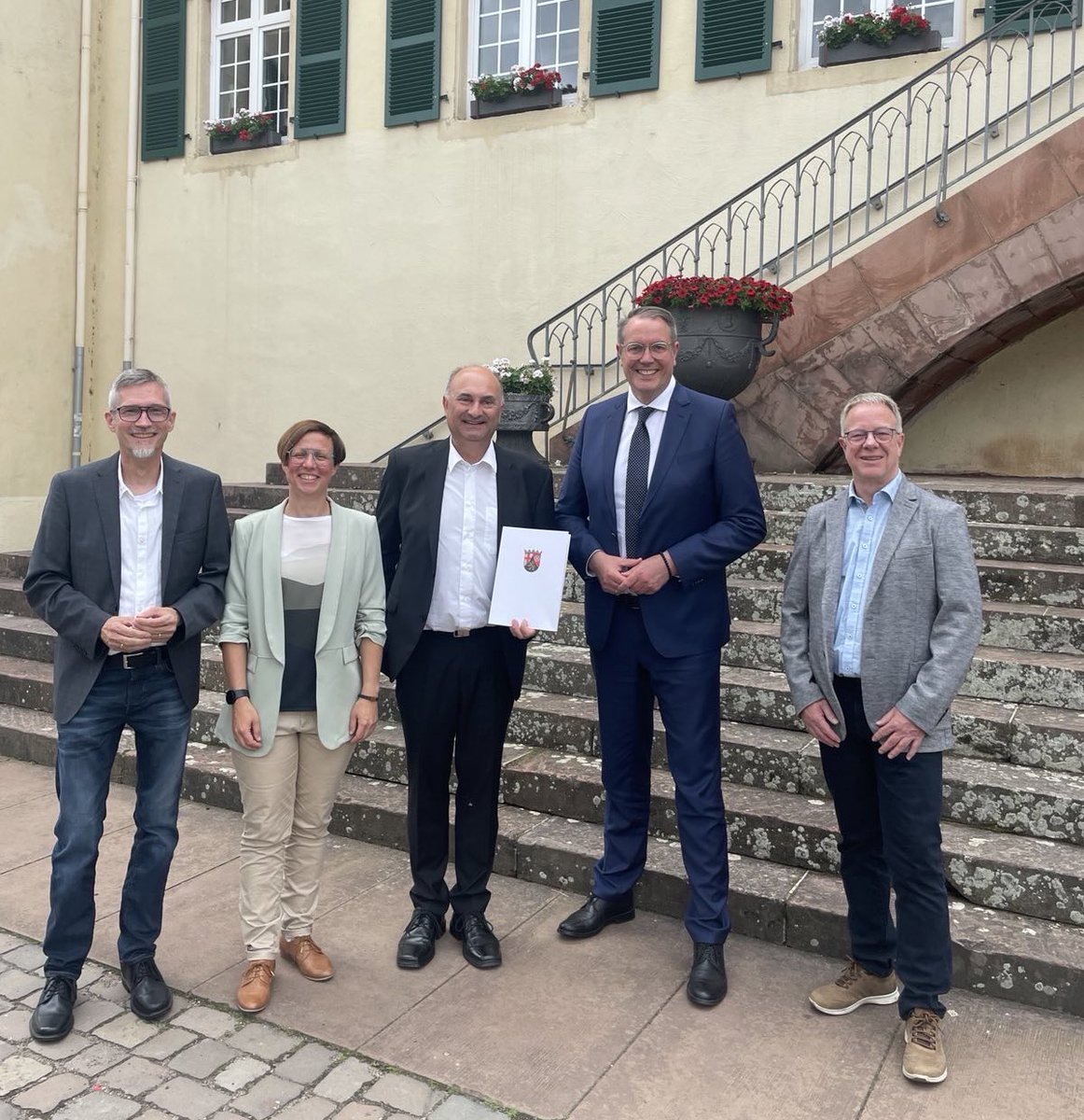 Minister <a href="/Alex_Schweitzer/">Alexander Schweitzer</a> hat der Stadt Bad Bergzabern im Rahmen des kommunalen Entschuldungsprogramms (PEK-RP) des Landes #RLP einen Förderbescheid i.H.v. 5 Millionen Euro übergeben. Durch dieses Programm werden Kommunen effektiv von einem Teil ihrer Schuldenlast befreit.