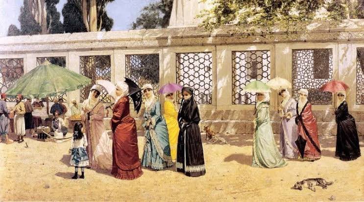 Kadınlar Pazarı!

İstanbul Fatih’te bulunan bu semt bugünde aynı isim ile anılır. Nedense bize tarihte kadınların ‘Mal’ gibi alınıp satıldığı, köle ticaretinin yapıldığı için bu isimle anıldığı öğretildi(!).. 

Oysa ki;  Kadınlar pazarı, Osmanlı devletinde esnafın kadın,