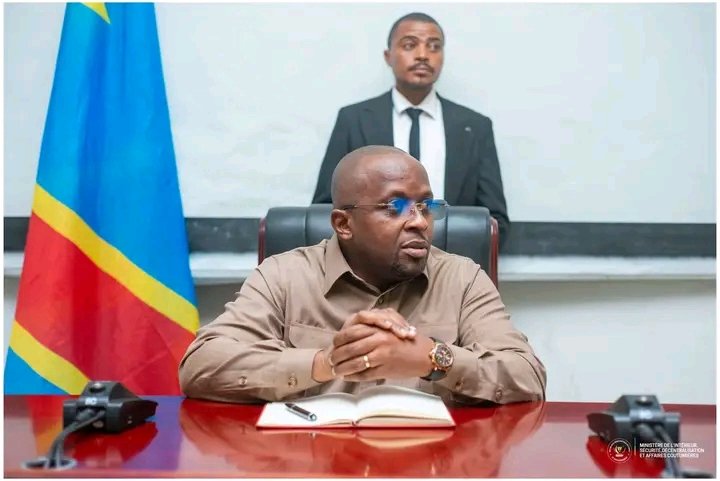 Le VPM, Ministre de l'Intérieur et Sécurité, <a href="/shabani_lukoo/">SHABANI Lukoo J.</a>, a échangé hier 22/06 à l'immeuble de la territoriale avec le caucus des députés nationaux de l'Ituri.
 La sécurité de cette province était au centre de leur entretien.
L’honorable Député<a href="/PitchoutI/">Honorable Mbodina Pierre-celestin</a> a répondu présent.