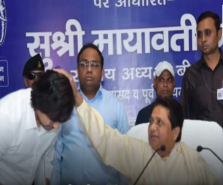 NewsIndiaDT's tweet photo. मायावती ने लोकसभा चुनाव में हार को लेकर रविवार को समीक्षा बैठक की, मायावती ने आकाश आनंद को राष्ट्रीय संयोजक का पद दिया, मायावती ने आकाश आनंद को फिर अपना उत्तराधिकारी बनाया
#AkashAnand #Mayawati #BSP https://t.co/OIpfjNaB27