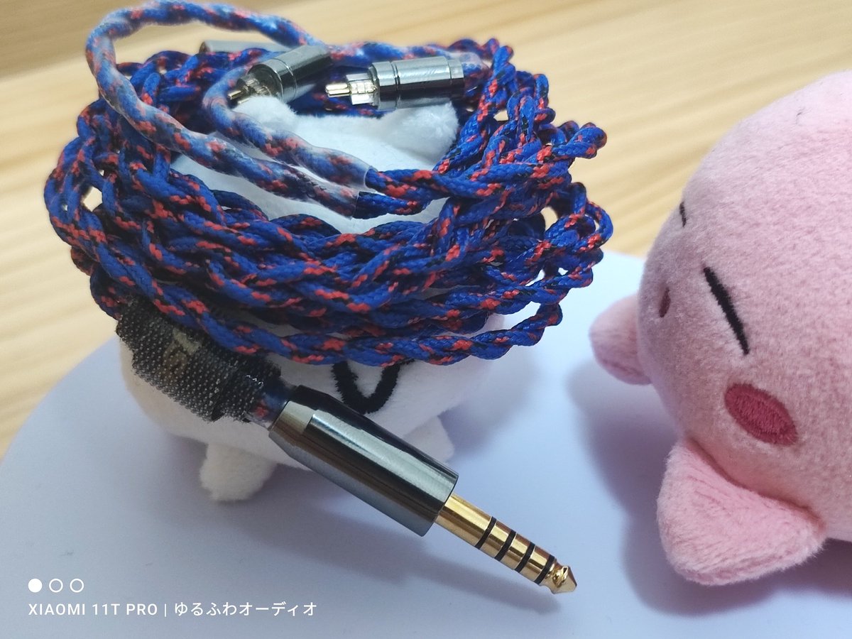 snow_el's tweet photo. Yongse Spidey 2pin 4.4mm 
ファーストインプレ
暖かく近く分厚い中域で、ボーカルの熱気のあたたかさ特化ケーブル💪
#PR Yongse
良かったらいいねRPしてもらえたら嬉しいです😆
|
*リケーブル否定派の方は展開しないでね
購入リンク：https://t.co/VNxCKjIFh7
クーポン：6CYHTCOKZD6I　＋　yurufuwa8
サマーセール中 　約5000円（31＄）
|
機材：FIIO M17 DC + JVC Spiral Dot++

🔶音以外　〇
登山シリーズのAlpineと似た素材でほぼ色違い
こちらの方が派手な色使い
参考:yongse alpine
https://t.co/eJCVsaxxAL
総じてタッチノイズはあるが耐久性が高そうであり、10K程度の価格を考えると普通に良い

🔶SUPER TFZ　Aquarius　ー
帯域バランスは中域が持ち上がってほぼフラットか少しかまぼこ気味になるでしょうか
やや暖色傾向になりますが寒色傾向はかわりません
解像度は上がりますが音像は下がり近づくことや抜け感が減ることでやや全体のスケール感は減って楽器系の曲はイマイチ方向になりますが
ボーカール系の曲はバランスが取れて聴きやすくなります
ボーカル系の曲を聴くならリケーブルが必須かなという感じがします
解像度は上がるものの、楽器系の曲は標準ケーブルでも十分だと思えるので好みに応じで変えると良いと思います

🔶NICEHCK　HIMALAYA　ー～〇
Alpineと異なり音場の響くサウンドフィールド合わせてサウンドステージも少し狭くなる感じです
音像は近く迫力がでて、音色に暖かみを出ます
解像度は概ね同程度でしょうか、定位の良さや分離感はほどほどですが、音色の響きと余韻はそのままに全体を引き上げてくれる感覚です
直接聴き比べたわけではないのですが全体的な味変具合としてはAlpineの方が大きく方向性を変えつつ良さも引き出している感じがありました
このぐらいの変化であれば標準ケーブルのままでも良いかなと思える一方で標準の冷たい印象を少し変えたい場合などにはちょうどよいとも思いました

🔶AFUL　Explorer　×～〇
音色はやや暖色系になり音像がやや下方向に移動します
帯域バランスはかなりカマボコ的に
低音が重くヘビーになり上下の音場が圧縮された感覚もあります
解像度は概ね同程度かやや上がった感じがありますが、音場の広がりが抑制され、余韻が増す代わりに響きが大きくへります
ボーカルの表現に立体感がでるのですが周囲の楽器がくすんだ印象になってしまいました
ボーカルラインが印象的に浮かび上がり、

🔶DARUMA AUDIO　すずらん　◎
音像が少し上方へ移動すると共に解像度がグンと上がりますね(*'▽')
音色はさらに少しだけ暖色傾向になり、低音のキレが増す感じでしょうか
中低音あたりは厚みがより出てくれてボーカルの熱気がしっかりと感じられる傾向です
音場も横と上下に広がり、音色は少し近づく感じですが音の立体感と定位がとても秀逸です
スピード感も少し出てくれるでしょうか、個人的にボーカルが本当に素晴らしくこれはこれで終わって良いなと思えた音ですね
いずれにしてもすずらんの良さとケーブルの良さが掛け合わされた素晴らしい相性だと思います

🔶ファーストインプレ総括
Alpine中華のイヤホンケーブルでも珍しい暖色傾向の音色を持つハイグレードケーブルでしたがこのSpideyも同様に暖色傾向を持つケーブルで、
さらにボーカルラインの中域を強く際立たせてくれるボーカル特化ケーブルという印象です
イヤホンとの組み合わせによってはややモッタリしてしまったり音場が狭くなってしまうこともありますが、組み合わせによってはとても生々しくエネルギー感ある音色を楽しめます
当然寒色傾向の音色を求めている人やタッチノイズに敏感な人には合いませんが、個人的にはボーカル用としてはかなりわかりやすい変化がありますので
初心者でボーカルの音色を変えたい場合に、変化がわかりやすく、試してみるのも良いかと思います。

暫くしたらBlogに纏めますが、気になる点などがあれば追記します。
ファーストインプレなので長期的に使うことで感想が変わることがあります