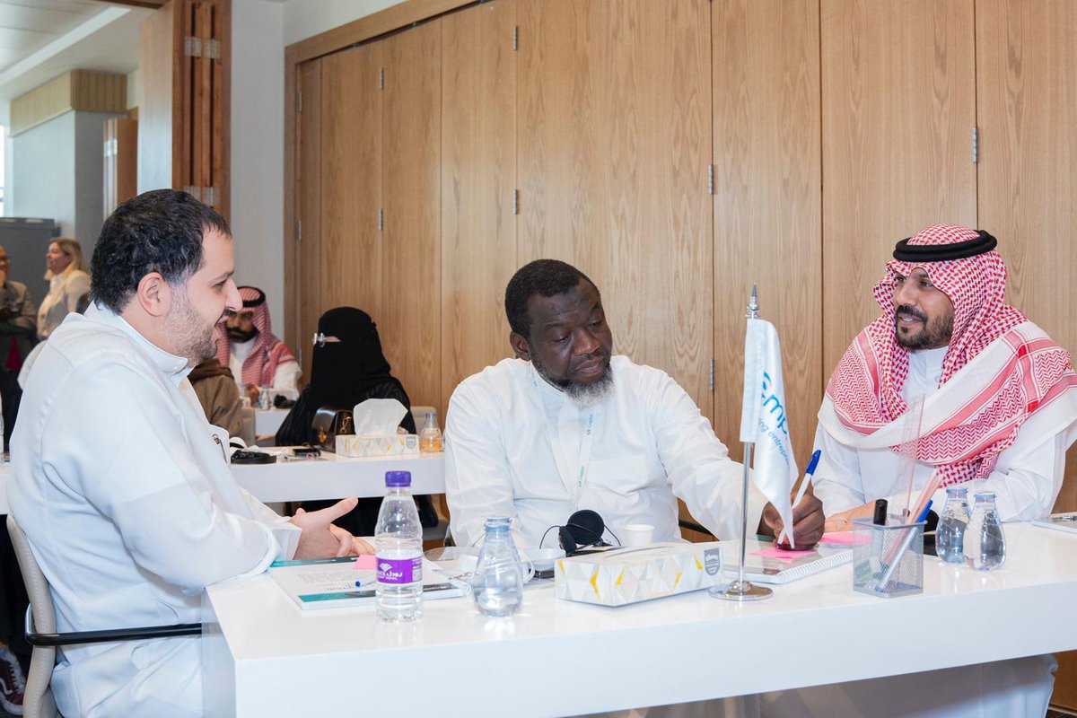 Unctad_e's tweet photo. Building the #nextgen of smart logistics entrepreneurs in Saudi Arabia!🇸🇦Over 30 early stage entrepreneurs dive deep into entrepreneurship and logistics. Day 1 of the Empretec LogiHub workshop, done with our partner @SDB_sa. Thanks to @NIDLP_2030 and @saudi_sla for their support! https://t.co/cE5Jdwo97Z