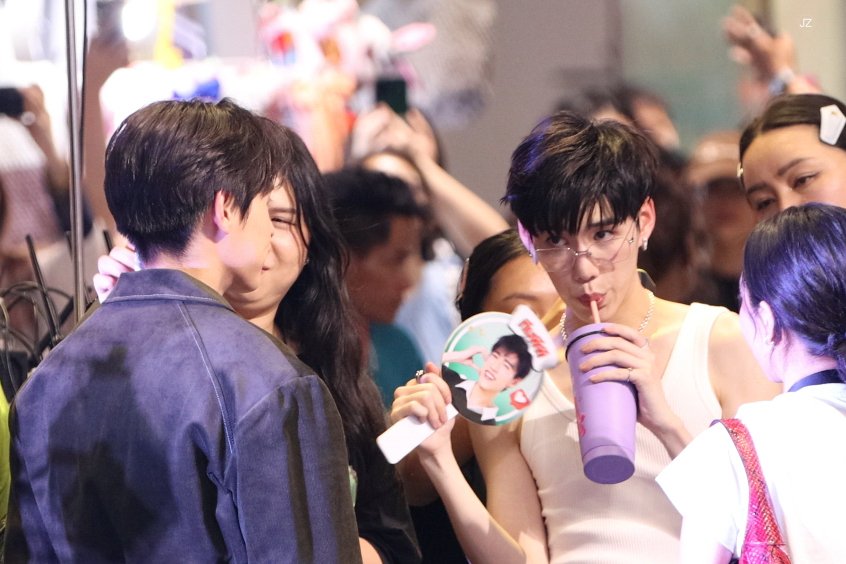 JZSNAP's tweet photo. ทุกคนนนนน น้องพีถอดเสื้อ แต่มีคนคุม!!!!!!!!!!!!!

#ThePizzaCompanyXBKPPDAY https://t.co/Y5DRSJ05KV