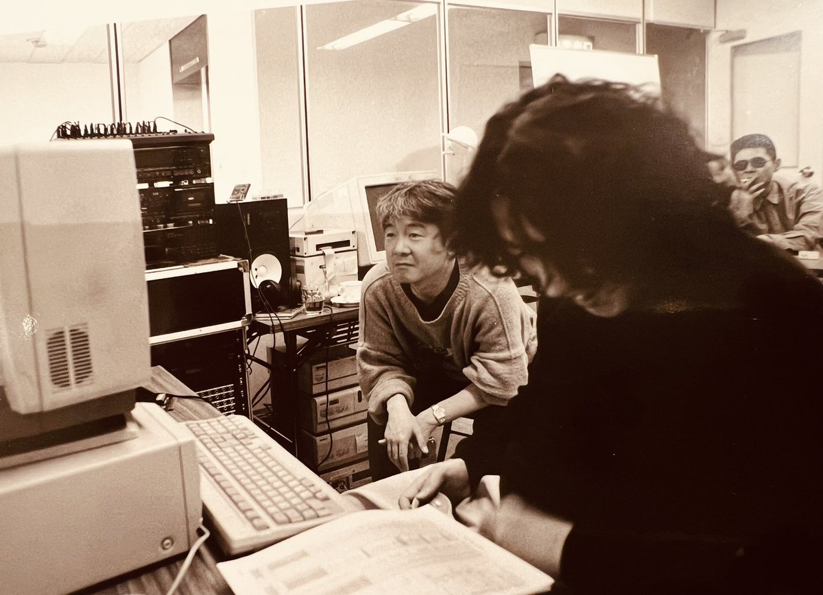 tanac2e's tweet image. 【蔵出し2🔥】
これ恐ろしくレアな写真では？。マザー2開発時のもの。しかもかなり後半。
糸井さん@itoi_shigesato 、慶一さん@keiichi_suzuki そして自分。昨日の対談でも少し話出てたと思うけれど、開発ツールで実際音楽流しながら糸井さんに直接、意見もらってる図、だと思う。