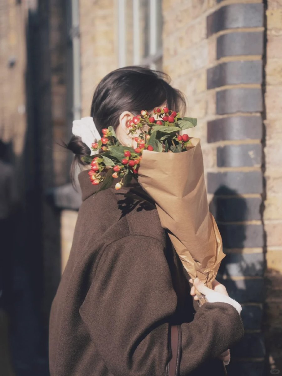 CngrCangr's tweet image. This morning I bought a beautiful bouquet of flowers to make flower pots on the weekend