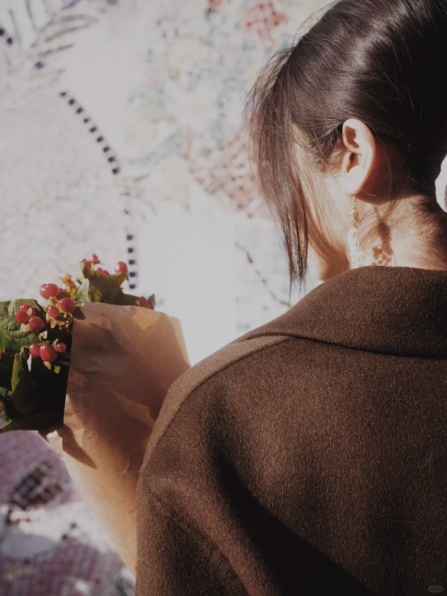 CngrCangr's tweet image. This morning I bought a beautiful bouquet of flowers to make flower pots on the weekend