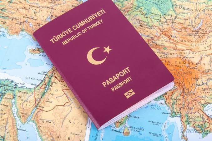 Gelen yoğun tepkiler sonrası yurt dışı çıkış harcı 20 kat artırılarak 150 TL’den 3.000 TL’ye değil, 10 kat artırılarak 1500 TL’ye çıkartılıyor.