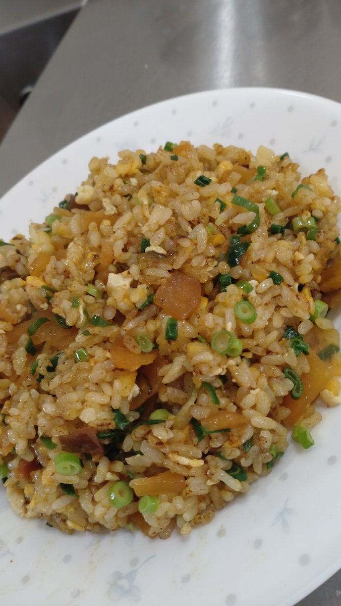 nuririn_'s tweet photo. 男のチャーハンシリーズ🤣

カレー粉、福神漬け、たまご、小ネギ、塩コショウ、味の素、シャンタンスープの素で作ってみました！🤗

カレー粉も良いんですが、レトルトカレーで作ってみるのも良いかもしれませんね🤗

#チャーハンチャレンジ
#飯テロ #お腹ペコリン部 https://t.co/SJbkBLO7fa