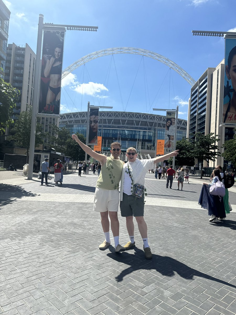 Dannytswift's tweet photo. Today is the day!!! It’s been a dream of mine to see Taylor with my very own London Boy!! I CAN’T CALM DOWN!! #LondonTSTheErasTour @taylornation13 @taylorswift13 #ErasTourLondon https://t.co/sczbAXK6Zx