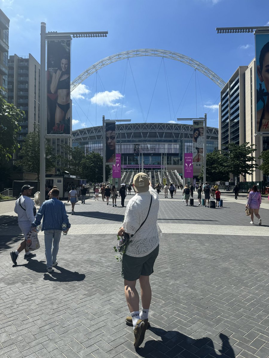 Dannytswift's tweet photo. Today is the day!!! It’s been a dream of mine to see Taylor with my very own London Boy!! I CAN’T CALM DOWN!! #LondonTSTheErasTour @taylornation13 @taylorswift13 #ErasTourLondon https://t.co/sczbAXK6Zx