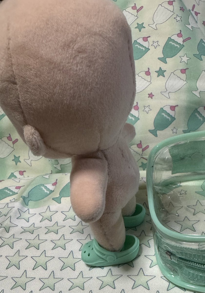mari_mari_0091's tweet photo. セリアで見かけたサンダル型指サックをぬいぐるみに履かせたらどうなるかと思ったら15cmにはだいぶ大きかった。20cmならちょうどいいのかな。

ただこの素体くんはぴよぴっこ先生( @piyopicco )の御本の型紙の75%縮小の15cmなので他の型紙の15cmならもう少し違うのかもしれない。 https://t.co/xUqXfqOkVI