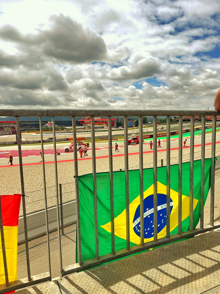 nfalves's tweet photo. Queridos @sergiomdoficial @RegiLeme @giaffonef tem bandeira brasileira na Tribuna C no Circuit de Barcelona - Catalunya! 🇧🇷🇪🇸 e torcida pelo “Orlandinho” 😂 (NOR). Mando um abração pra vocês do #F1noBandSports https://t.co/ambg1spSqu