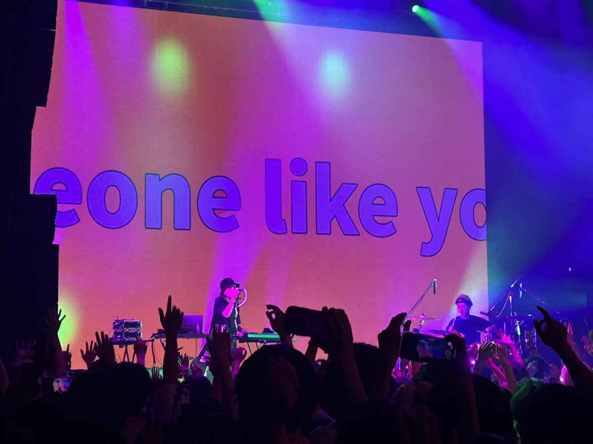 tarayashiki's tweet photo. 映像と音楽の一体感がすごい
wonderと多分あれはflyで大騒ぎして、最後はしっとりハナノヨウ
次のワンマンも必ず行く
 #NIKONIKOTANTAN https://t.co/P0BFdUiMKA