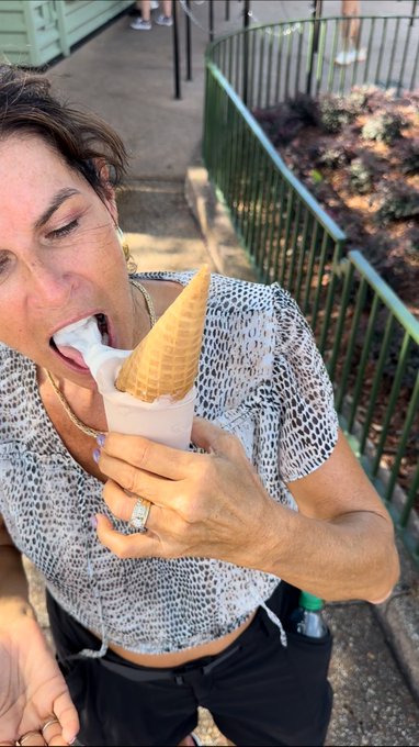 Melting as fast as I could eat it. Hmmmm https://t.co/vEJBfsudaO<a href="/tag/alabama"class="tags"><span>#alabama</span></a><a href="/tag/themaryburke"class="tags"><span>#themaryburke</span></a>
