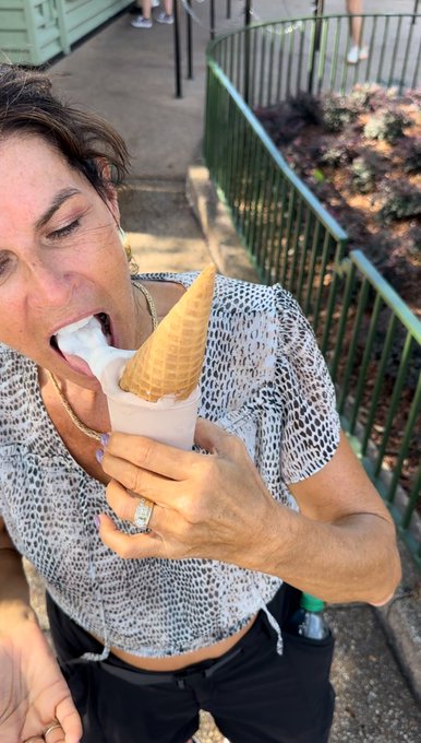 Melting as fast as I could eat it. Hmmmm https://t.co/vEJBfsudaO<a href="/tag/alabama"class="tags"><span>#alabama</span></a><a href="/tag/themaryburke"class="tags"><span>#themaryburke</span></a>