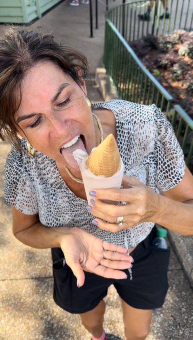 Melting as fast as I could eat it. Hmmmm https://t.co/vEJBfsudaO<a href="/tag/alabama"class="tags"><span>#alabama</span></a><a href="/tag/themaryburke"class="tags"><span>#themaryburke</span></a>