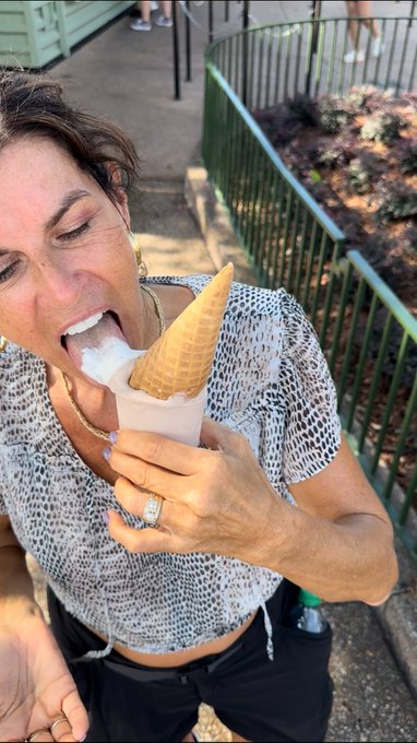 Melting as fast as I could eat it. Hmmmm https://t.co/vEJBfsudaO<a href="/tag/alabama"class="tags"><span>#alabama</span></a><a href="/tag/themaryburke"class="tags"><span>#themaryburke</span></a>