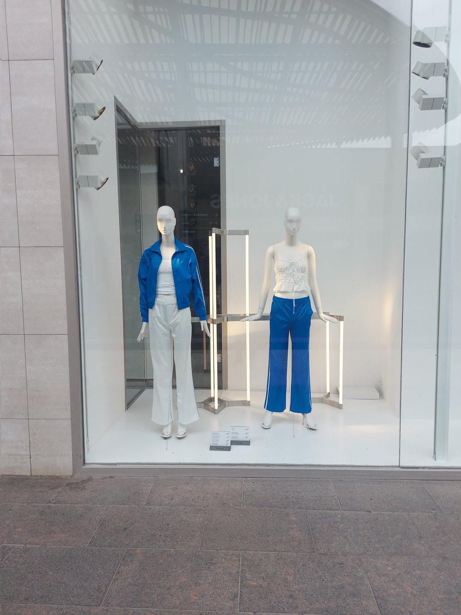 javidefuen's tweet photo. Escaparate @ZARA #splau dia #playoff #rcde @RCDEspanyol https://t.co/0y4iwzPCxw