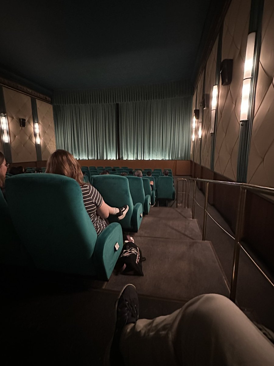 Heute wegen Nackenschmerzen ausnahmsweise mal ganz hinten im Kino. Es ist ganz einfach falsch. Warum tun Menschen das freiwillig?