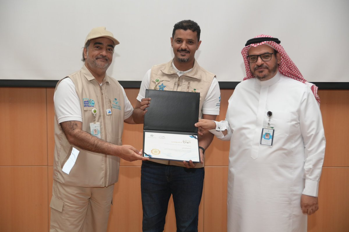 #تكريم | 🤝 

المدير العام التنفيذي الدكتور عبدالله الزهراني مكرماً المشاركين في لجان الحج ١٤٤٥هـ بـ 
#مدينة_الملك_عبدالله_الطبية 

#حج_بصحة
#يسر_وطمأنينة