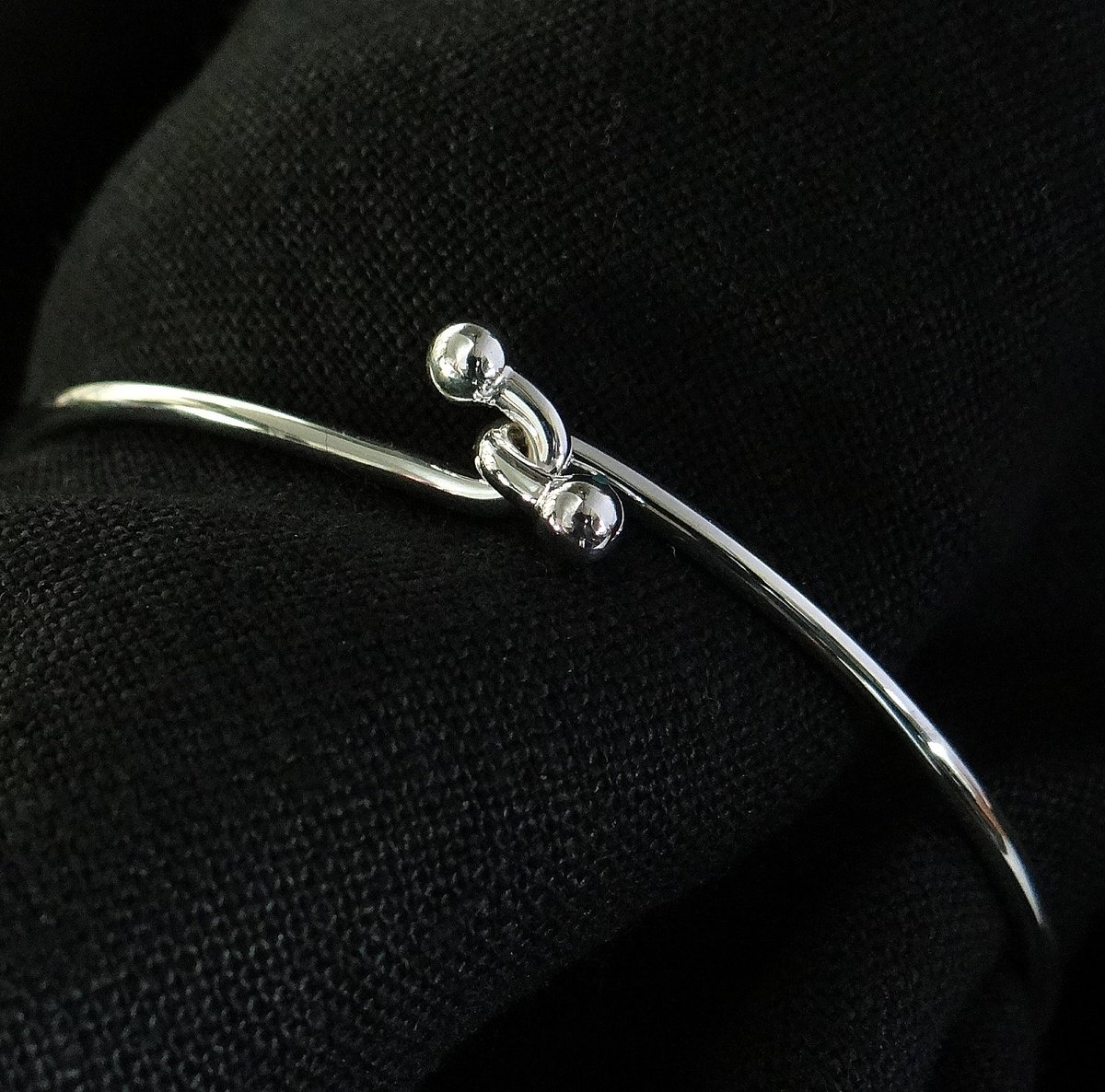 DavidJonns's tweet photo. Handmade sterling silver hook bangle
#silver #jewelry #jewellery #crafts #handmadejewelry #handmade #giftideas #gifts #jewelryaddict #jewelrymaking #bangles https://t.co/7PQCWi6MR8