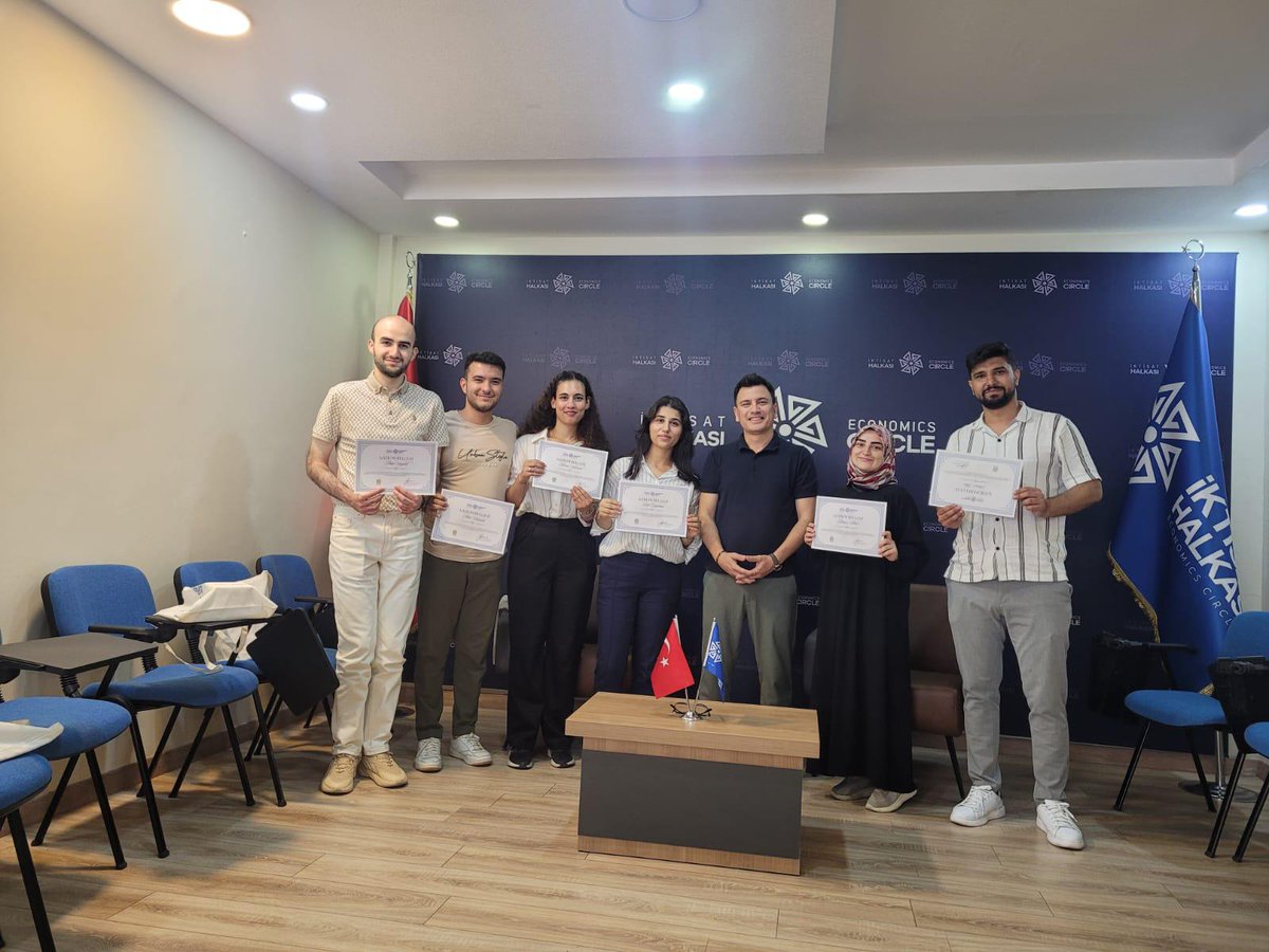 iktisathalkasi's tweet image. 📚 Bahar staj programımızın son gününde TÜBİTAK 2209-A proje başvurularına hazırlandık. 
🎓 Eğitimin ardından stajyerlerimize sertifikalarını dağıttık. 
Tüm stajyerlerimizi tebrik ediyor, başarılar diliyoruz! 🌟🎉
#İktisatHalkası #StajProgramı #TÜBİTAK #Proje #Sertifika #Başarı