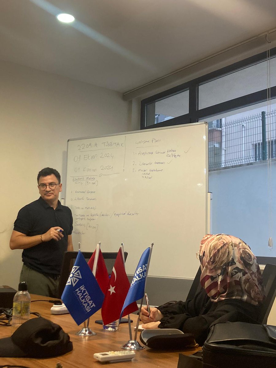 iktisathalkasi's tweet image. 📚 Bahar staj programımızın son gününde TÜBİTAK 2209-A proje başvurularına hazırlandık. 
🎓 Eğitimin ardından stajyerlerimize sertifikalarını dağıttık. 
Tüm stajyerlerimizi tebrik ediyor, başarılar diliyoruz! 🌟🎉
#İktisatHalkası #StajProgramı #TÜBİTAK #Proje #Sertifika #Başarı