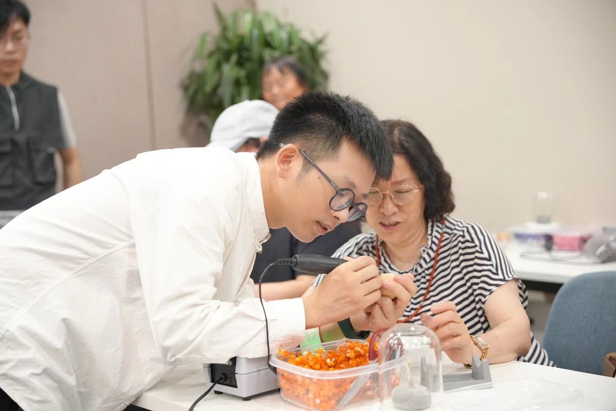 ModernExpressEN's tweet photo. Inspired by the 30th anniversary of the development of Suzhou Industrial Park, egg carving artisan Lai Xiugai from Suzhou spent nearly six months creating an egg carving masterpiece. #SIP30YearsOn https://t.co/xNaNjtmZvt