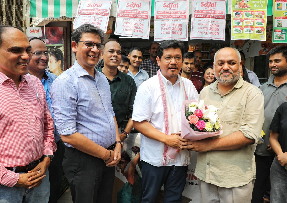 Realizing the dreams of our farmers &amp; supporting market linkage, our government promotes pineapples. Our sweet Kew pineapples are now available at Safal Mother Dairy outlets in Delhi. Delighted to meet MD Mother Dairy Manish Bandlish and Shripada Hegde for further collaboration.
