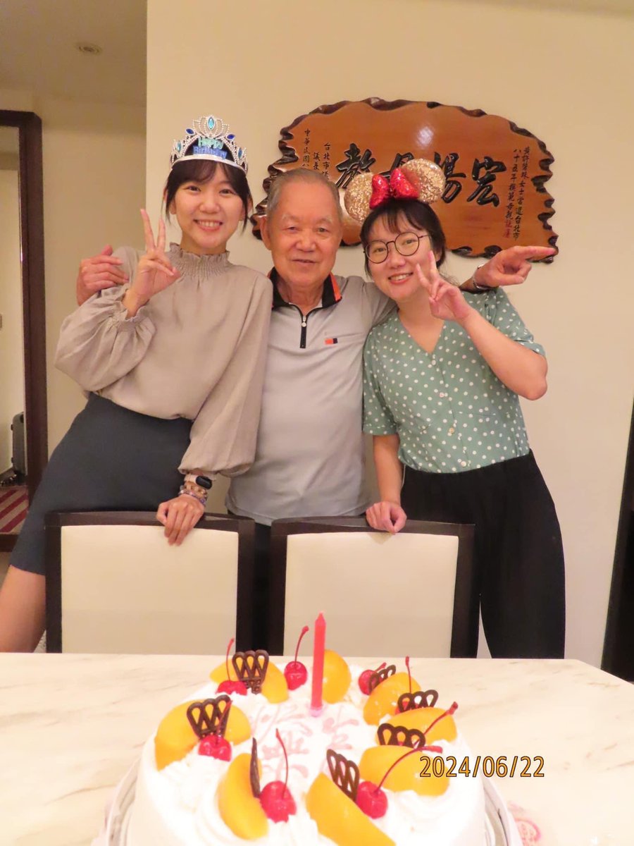 HuangTaiwanorff's tweet photo. 恭喜🎉🎊女兒雙喜臨門，全家慶祝她生日快樂🎂🎁並祝福她圓滿完成了辛苦的研究成果，即將繼續為擔任栽培高中學子的教職工作而努力💪😍 https://t.co/UOtdDkHrNn