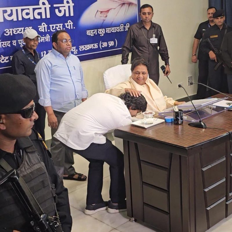 AshishS9's tweet photo. @BSP4India बहुजन समाज की विरासत में मिली वरासत को संभालने में कितना कामयाब हो पाएंगे @Mayawati बहन जी के उम्मीदो के आकाश आनंद ..या बहन जी के नाउम्मीदों के @BhimArmyChief चंद्रशेखर आजाद रावण ..खैर बहुजन समाज के दोनो नायको को उज्जवल भविष्य की शुभकामनाएं💐 https://t.co/kzWkPlSikY