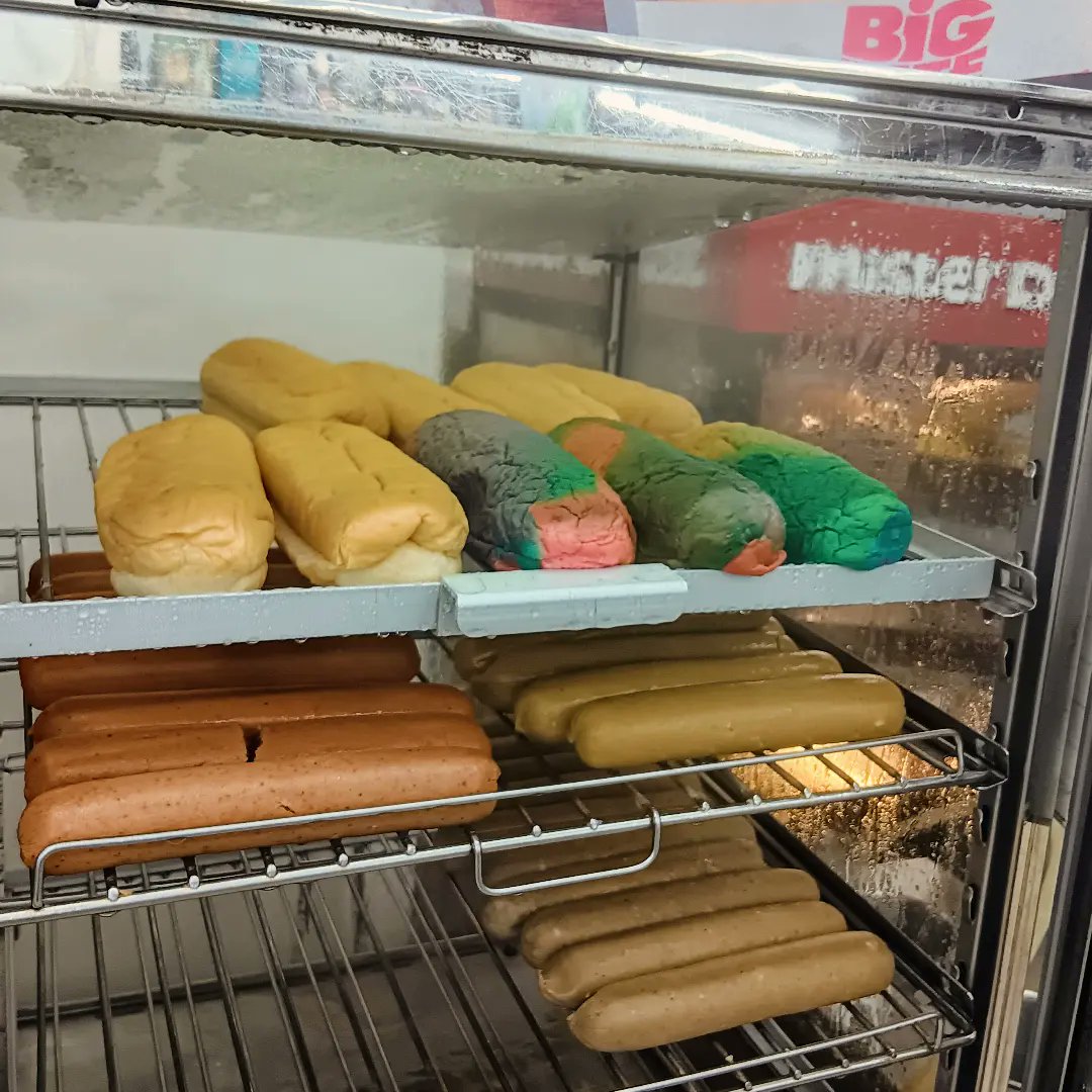 EJPadero's tweet image. 2024-06-17. #PrideMonth #711ph #BigBite Pride Bun. 🏳️‍🌈🌭

Hat tip @kneekeywhy