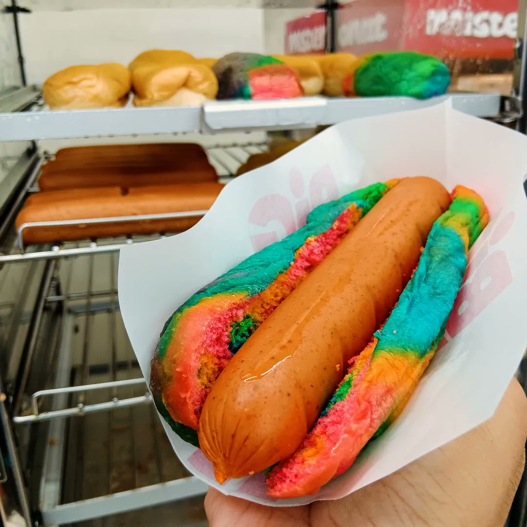 EJPadero's tweet image. 2024-06-17. #PrideMonth #711ph #BigBite Pride Bun. 🏳️‍🌈🌭

Hat tip @kneekeywhy