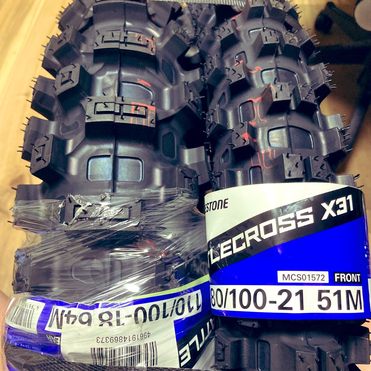 r1_wheels's tweet photo. タイヤ買った
左右非対称がかっこいい
キャッスルブロックすごく楽しみ
#BRIDGSTONE
#BattleCross 
#X31 https://t.co/d58pMX8ot9