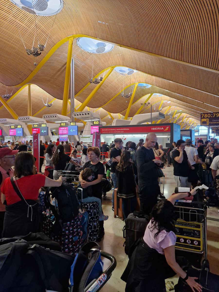 Clausospina's tweet photo. @f00tballAnal1st @Iberia @Ryanair_ES INDIGNANTE! Ayer abordamos el vuelo IB3660 rumbo a Reikiavik, a las 21.30h. Más de 8h dentro del avión, con parada en Dublin, para volver a Madrid, por problemas meteorológicos que sólo afectaron a este avión de @Iberia. En el aeropuerto te dejan tirado a las 6.30 de la mañana!! https://t.co/8l071T8STR