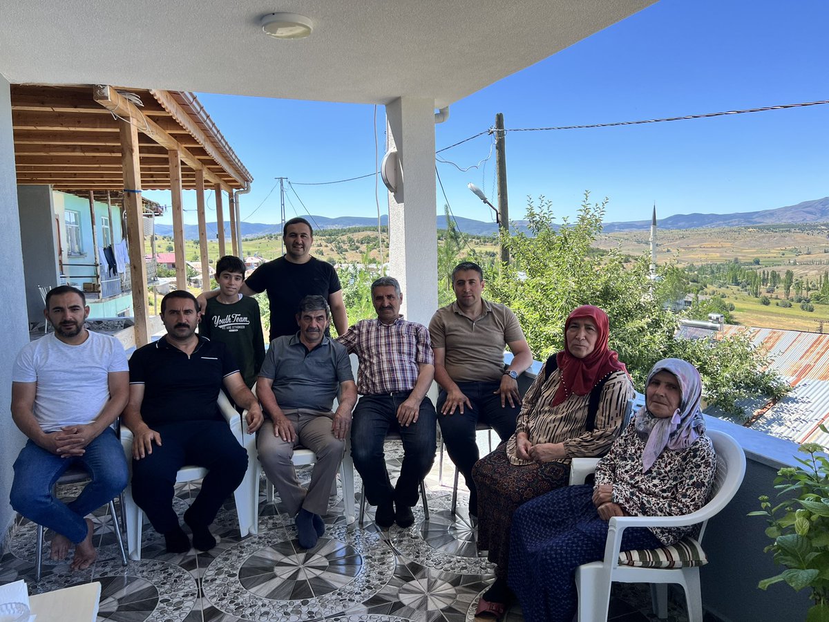 serkankaya_29's tweet photo. Sılada dostları ziyaret ediyoruz. Arıtaş (Miyadun) Köyü Muhtarı değerli büyüğümüz Tursun Gülap ve GİYAD’dan, ŞİDEF’den,GÜDEF’den yol arkadaşımız, dostumuz Harun Gülap’ı hanelerinde ziyaret ettik. Misafirperverlikleri için teşekkür ederiz.

📍Arıtaş Köyü- Şiran- Gümüşhane https://t.co/d7x6TvEh6l
