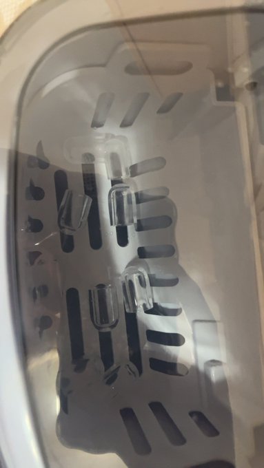 Yay my ice maker - is making ice lol https://t.co/hrxaK8Ni9A