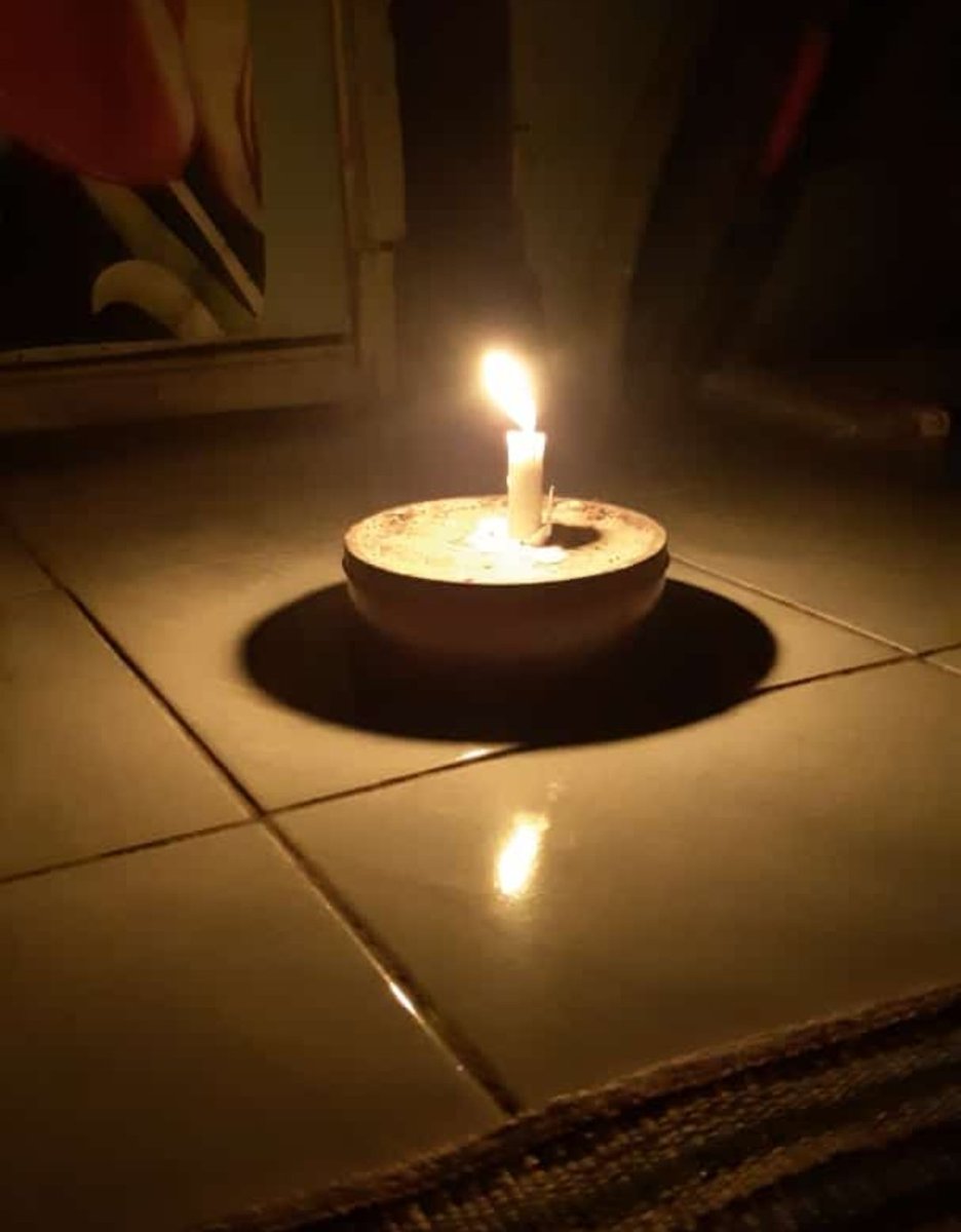 Tentang damai Nusantara
Kupatah harap di tengah gelap
terlalu banyak sandiwara
Tersaji didepan mata jelata
Terlalu menyengat aroma khianat 
Membuat mual perut lapar  yang terinjak aturan tanpa dasar
Terlalu membara nafsu kuasa
Membakar jiwa jiwa murka
Sirna asa bernama sejahtera.