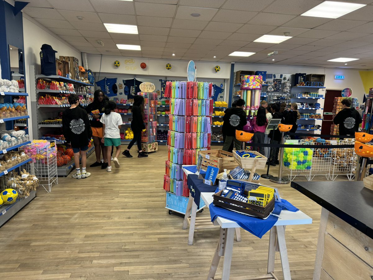 STMM20's tweet image. Safely back on site after a very energetic morning on the water. Sunday lunch went down a treat ! Now visiting the shop before our afternoon activities - archery 🏹 and Jacob’s Ladder 🪜. Looking forward to our disco tonight.
#Bullseye
#ReachForTheSky
#DancingKingsAndQueens