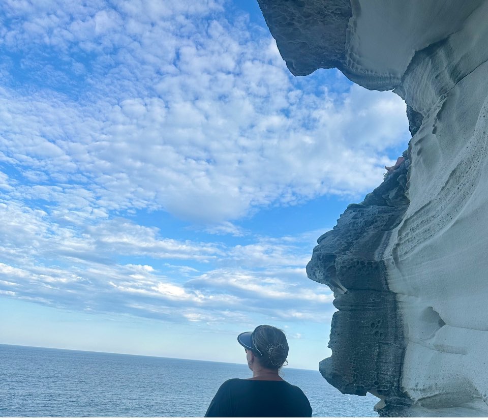 Uzaklara,
Bilinmeyene
VE
Sessizliğe 
Talibim..☺️

Nazım Hikmet💙