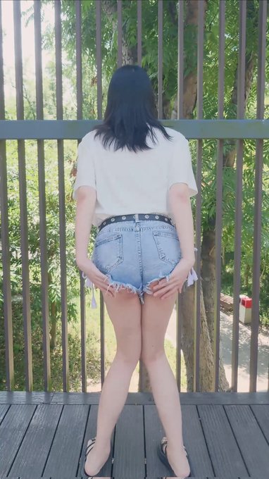 ❤️新作上线❤️LUMI_035❤️  超短裤不仅遮不住屁股，还遮不住烧鸡男娘露出发骚的骚心。幻想在寂静的公园里一边听着鸟鸣一边被后入发出骚叫，只是想想肉棒就硬得流水水啦  ❤️购买方式❤️  直接私信 爱发电<a href="/tag/%E7%94%B7%E3%81%AE%E5%A8%98"class="tags"><span>#男の娘</span></a><a href="/tag/%E4%BC%AA%E5%A8%98"class="tags"><span>#伪娘</span></a><a href="/tag/%E5%A5%B3%E8%A3%85%E5%AD%90"class="tags"><span>#女装子</span></a><a href="/tag/%E6%88%90%E9%83%BD%E4%BC%AA%E5%A8%98"class="tags"><span>#成都伪娘</span></a>