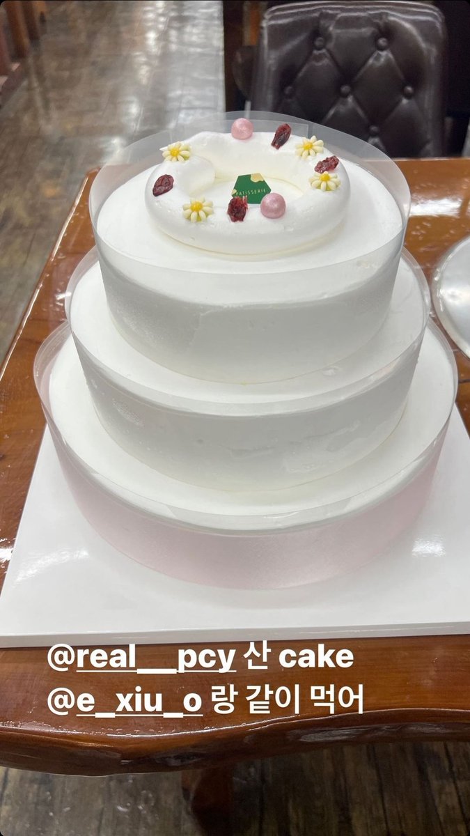 layzhang IG story 🥺

"Cake that @/real__pcy bought
Ate it together with @/e_xiu_o"
