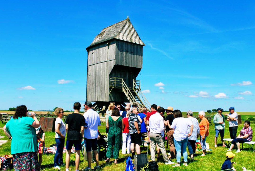 lise_magnier's tweet image. Avec l’équipe de campagne, moment de partage au #MoulindeValmy

Pour notre territoire qui m’a vue naître, grandir et m’épanouir &amp;amp; que j’ai la fierté de servir depuis 7 ans,
ma candidature est celle de
👉la #proximité
👉la #maîtrise des enjeux locaux
👉l’#engagement républicain 🇫🇷