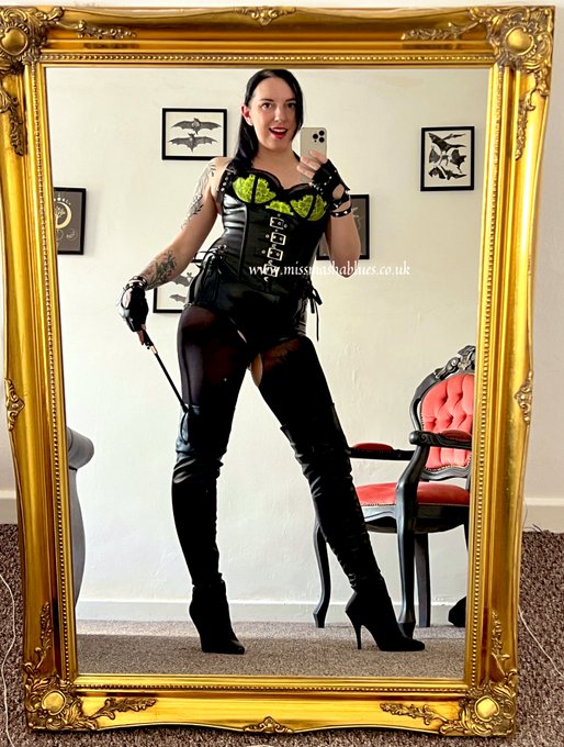 I&rsquo;m putting some practice into my whipping and spanking arm this afternoon, prep for the double domme<a href="/tag/nomakeup"class="tags"><span>#nomakeup</span></a>