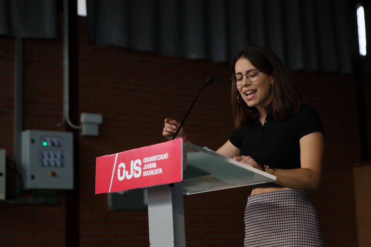 SindicatHabSC's tweet photo. La nostra portaveu @MarinaParesG en les @TJS_Cat

«Qui són aquestes joves?
Son les que donen exemple, les que obren les portes perquè moltes més passin a l'acció, les que desperten de la llarga derrota de la nostra classe, les que cobriran el món amb la bandera roja» https://t.co/1Fkr1p7jOX