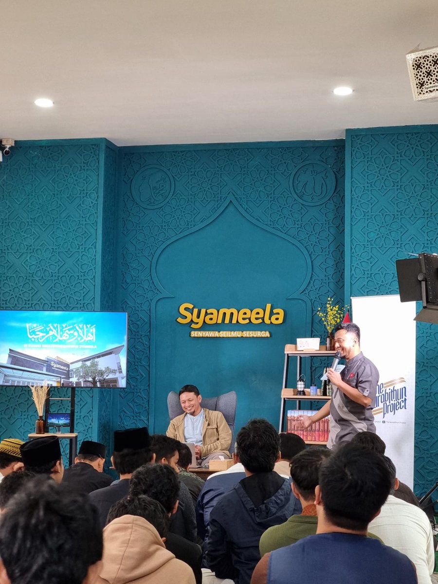 malakmalakmal's tweet photo. Masih belum move on dari keseruan bersama #TheMurabithunProject tadi siang di Bekasi. Bahas filsafat sejarah yang seru banget, memperbaiki mindset umat dalam menghadapi masa depan. Dapat support yang all out dari ust. @oemar_mita dan tim Syameela, Maasyaa Allaah! https://t.co/K0fTpBa4Hm